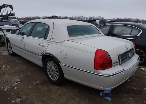 2004 Lincoln Town Car Ultimate z USA, uszkodzony, nr VIN 1LNHM83W94Y629510